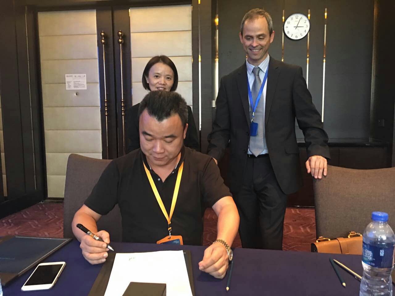 雅特美陈总与飞利浦签署合作相关协议